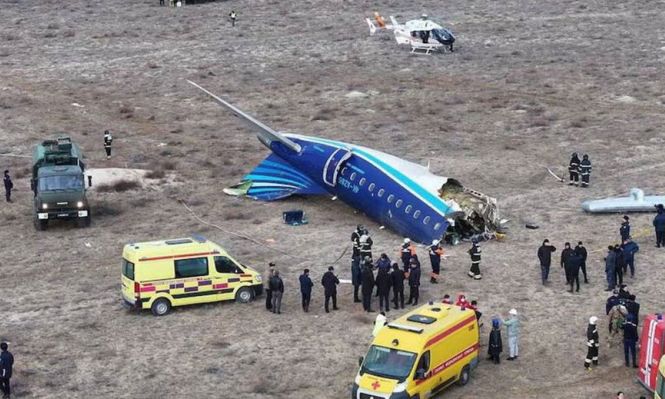 VIDEO | El momento en el que el avión de Azerbaijan Airlines se estrella en Kazajistán