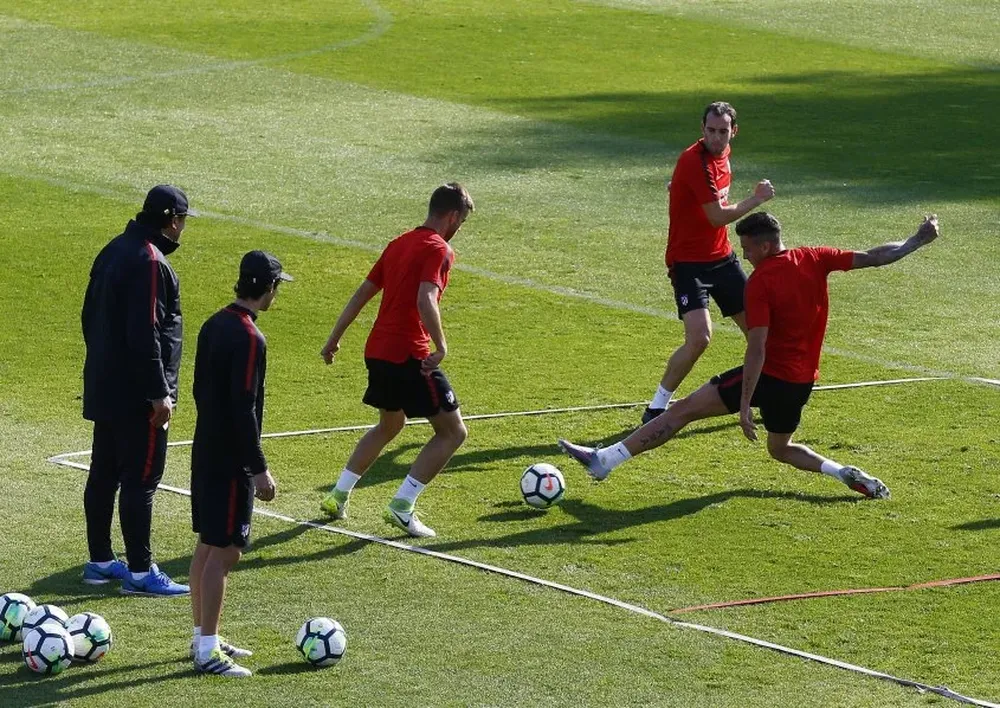 Josema va a la pelota, Godín lo observa