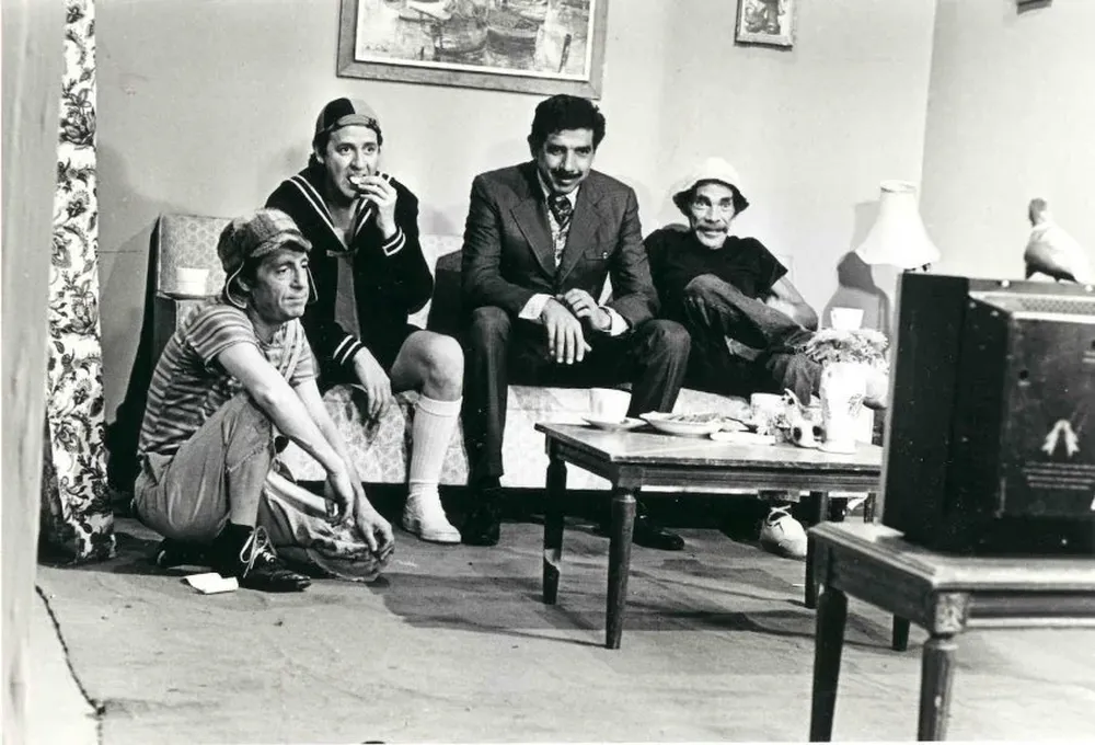 El Chavo (Roberto Gómez Bolaños), Quico (Carlos Villagrán), el Profesor Jirafales (Rubén Aguirre) y Don Ramón (Ramón Valdés)