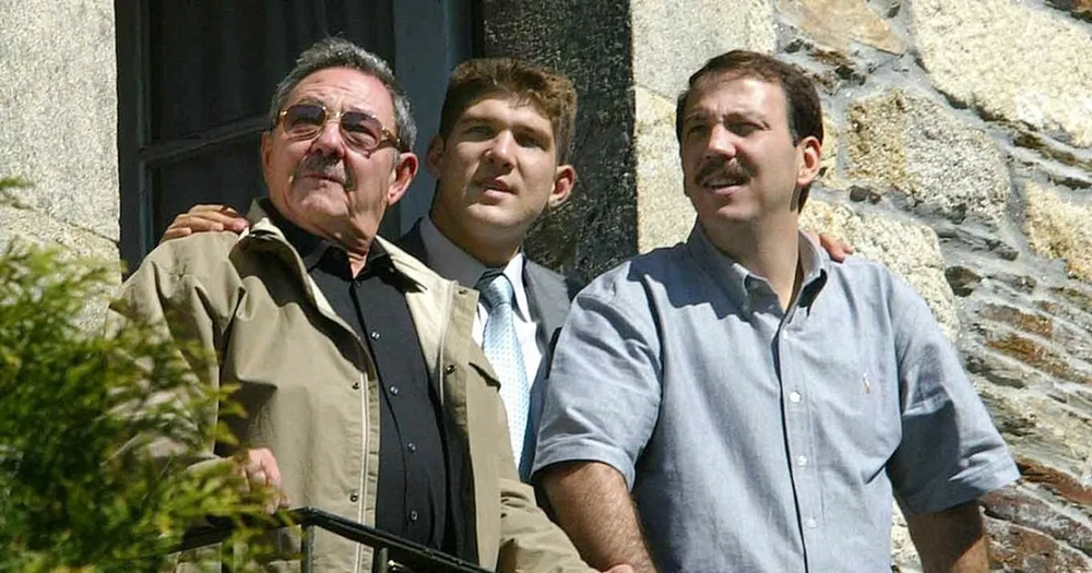 Raúl Castro acompañado de su nieto Raúl Guillermo y su hijo Alejandro Castro Espín.