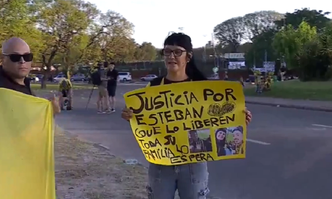 Algunos de los carteles de los familiares de los hinchas detenidos