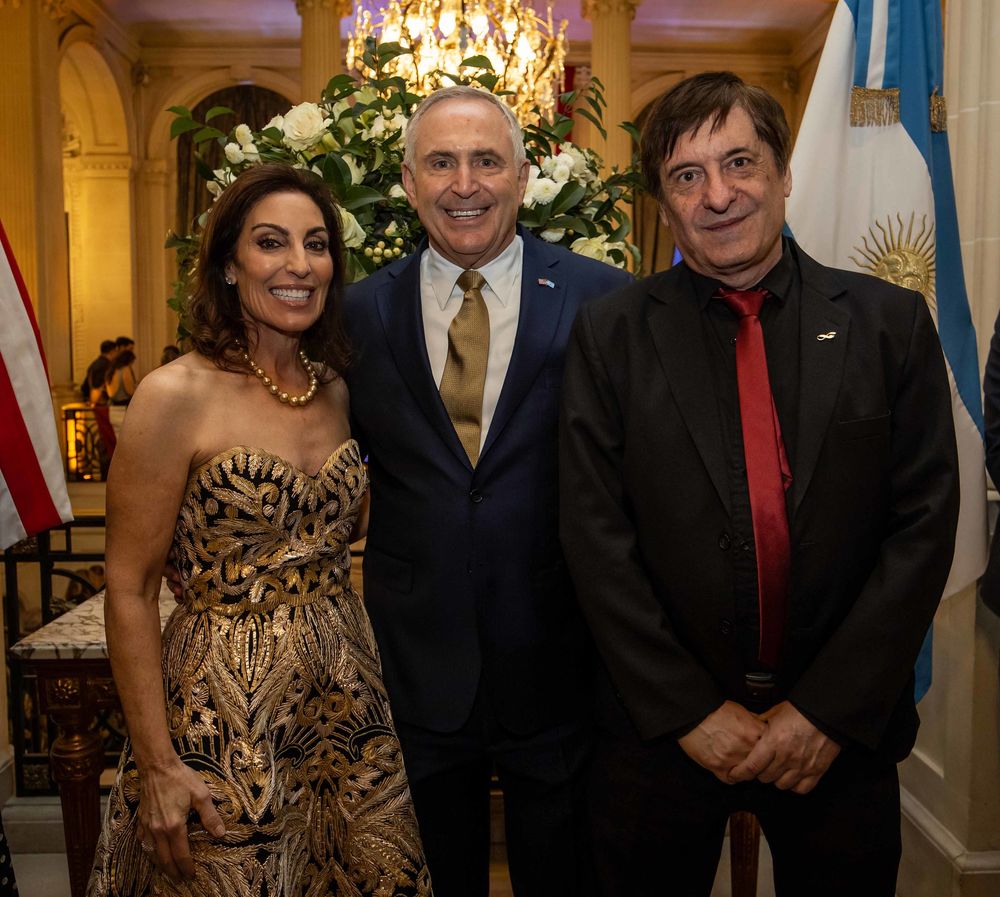 El embajador Marc Stanley y su esposa Wendy junto al presidente del Conicet Daniel Salamone