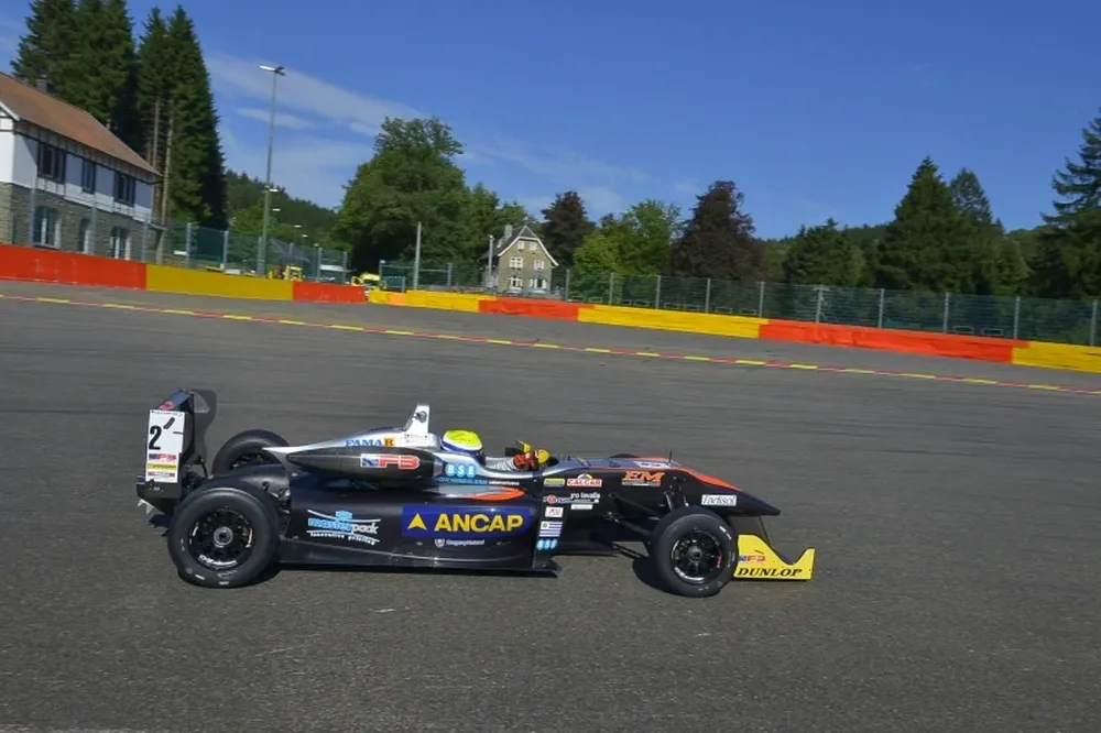 A fondo rumbo a Eau Rouge. Si clasifica bien estará en el podio.