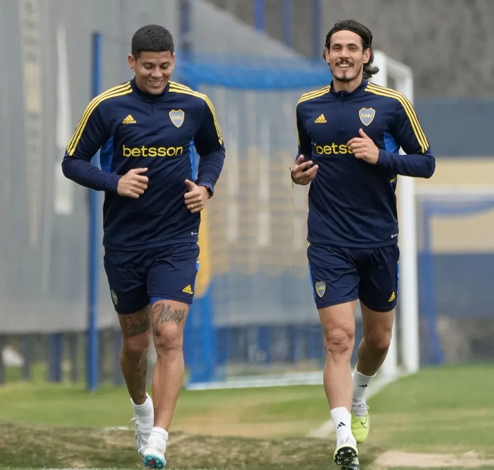 Marcos Rojo y su amigo, Edinson Cavani, entrenando este domingo en Boca Juniors