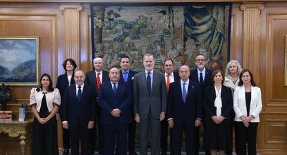El rey Felipe VI junto a representante de la Federación de Comunidades Judías de España. CASA REAL.