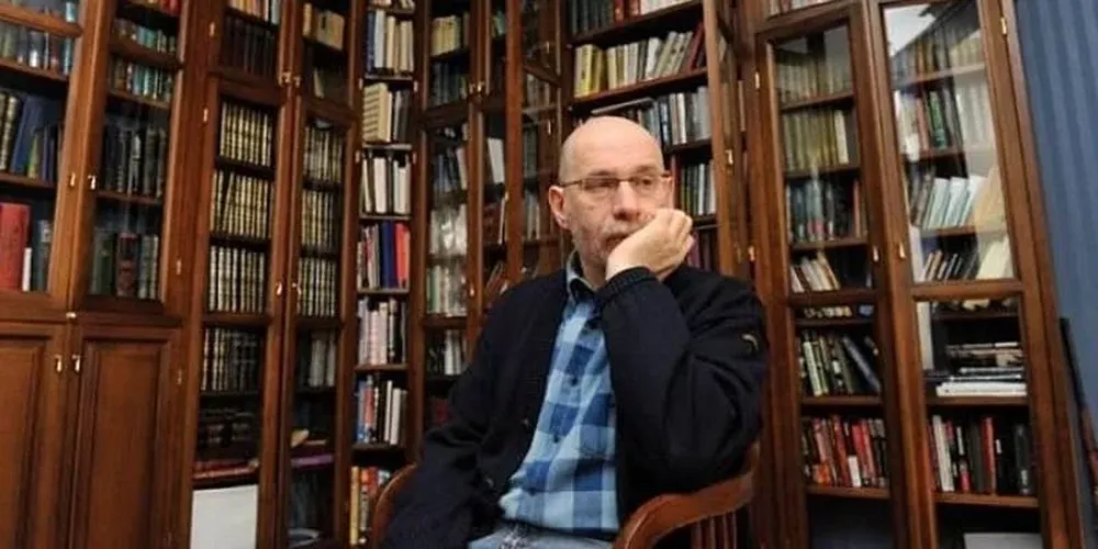 El escritor, nacido en 1956 en Georgia, es conocido en Rusia por sus novelas policíacas históricas.