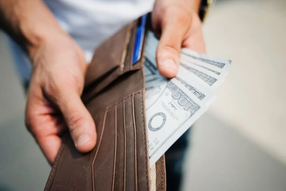 cash-close-up-counting-1435192.webp