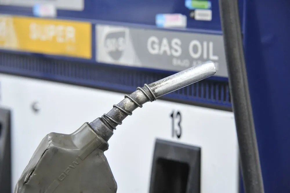 Surtidor de combustibles en estación de servicio.