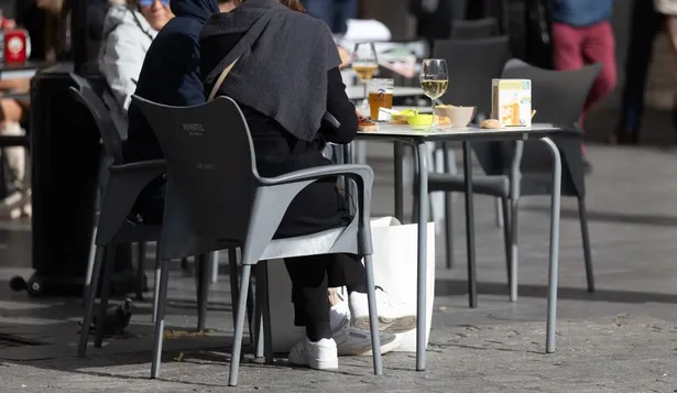 Varias personas en la terraza de una bar.