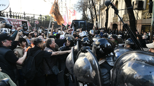 Violentos enfrentamientos entre fuerzas de seguridad y manifestantes en rechazo al veto a jubilados