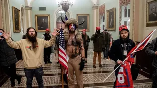 Seguidor de Trump del gorro con cuernos fue arrestado por violencia en el Capitolio