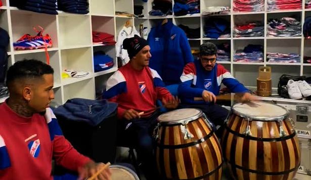 Juan Izquierdo tocando el tambor junto a Diego Polenta en la utilería de Los Céspedes