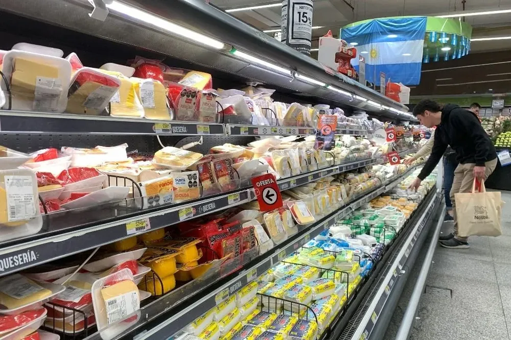 Inflación: Efecto de la devaluación y remarcación de precios, el consumo cayó 16% en lo que va de agosto