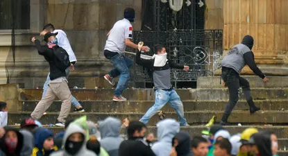 protestas en colombia y el gobierno decreta el toque de queda en cali
