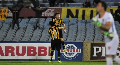 Luis Aguiar abraza a Diego Forlán tras anotar el primer gol ante Sud América