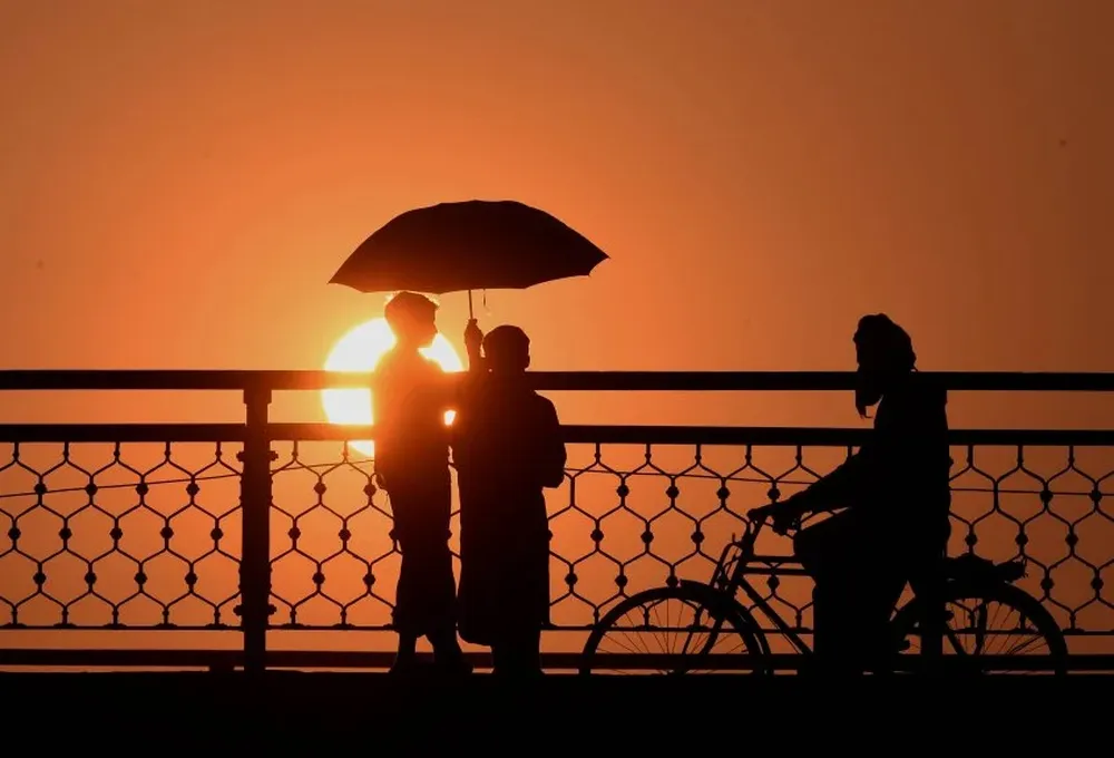Jóvenes pakistaníes pasean en el último atardecer de 2017.