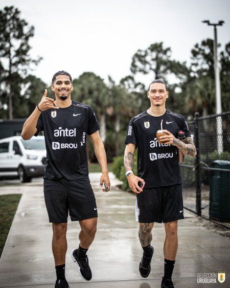Ronald Araujo y Darwin Núñez en una práctica de la selección uruguaya