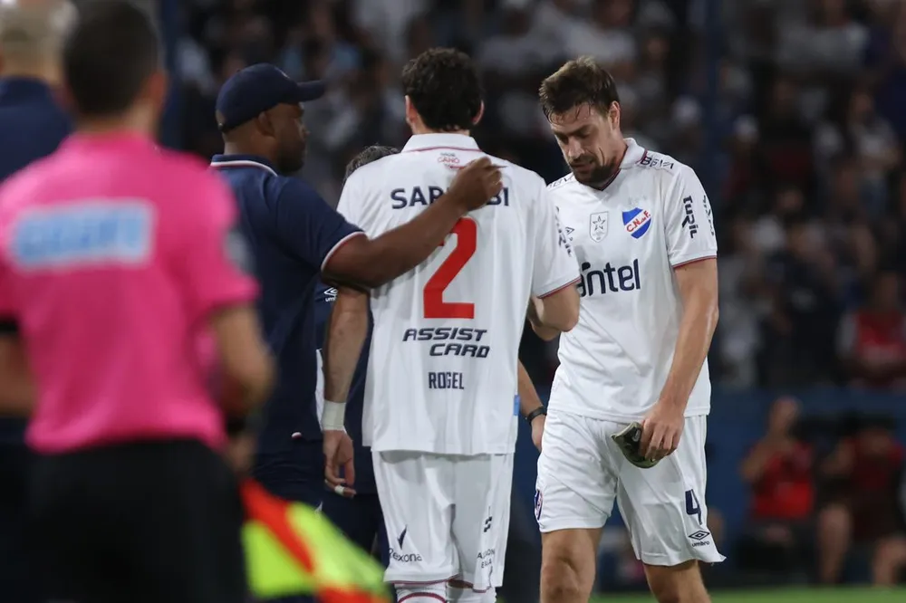 Agustín Rogel ingresó por Sebastián Coates, lesionado, en Nacional ante Peñarol por el Torneo Apertura