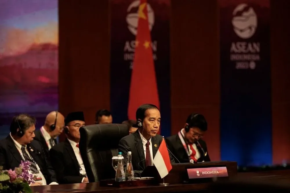 Yoko Widodo, presidente de Indonesia, país anfitrión de la cumbre de ASEAN, en una de las reuniones del encuentro