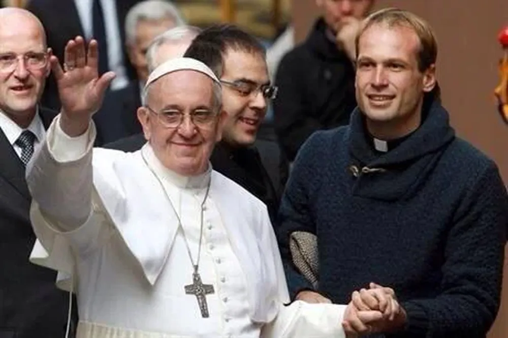 El papa Francisco junto a Gonzalo Aemilius, director del Liceo Jubilar