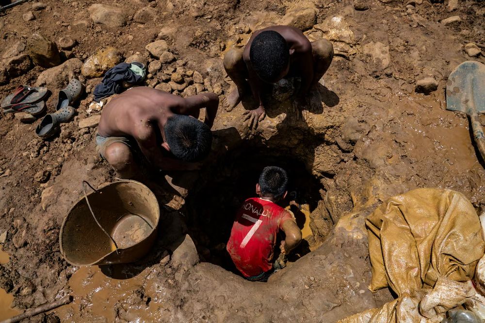 Trabajo infantil en las minas de oro ilegales de Venezuela. 