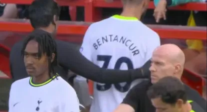 Así se llevó el médico de Tottenham Hotspur a Rodrigo Bentancur sobre el final, cuando no quería salir