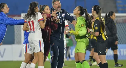El final caliente del clásico femenino: el empujón a Aquino y el intercambio del final