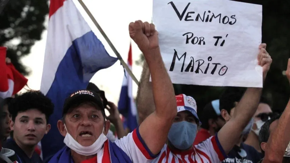 Venimos por ti, Marito, dice una pancarta en medio de las protestas en Paraguay contra la gestión del presidente Mario Abdo Benítez.