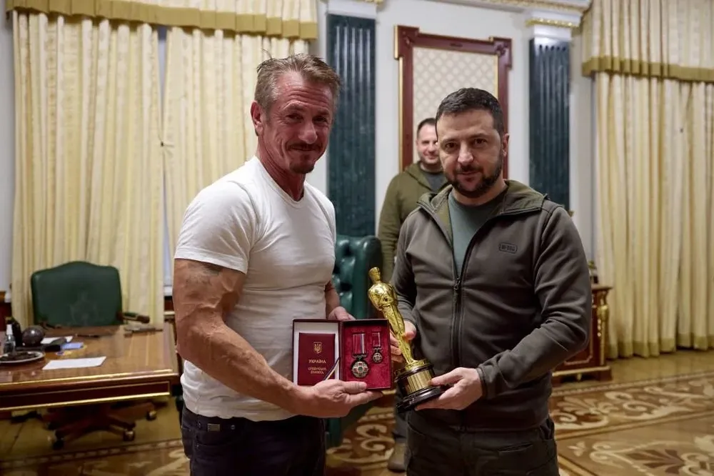 El actor estadounidense Sean Penn entregó su premio Óscar al presidente ucraniano Volodimir Zelenski