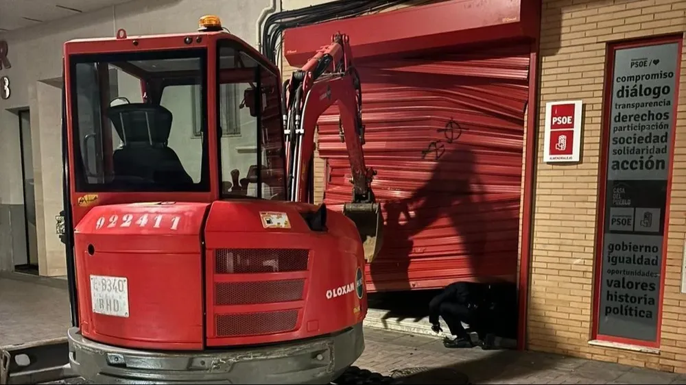 Revientan la puerta de la sede del PSOE de Almendralejo.