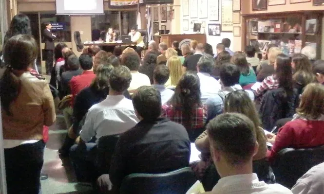 La sala de la Asociación de Rematadores, repleta de público en la disertación del lunes 5