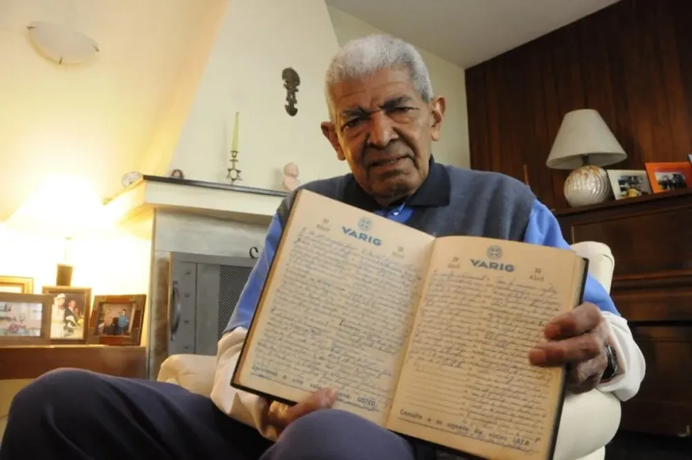 El profe Santos con la agenda original donde anotó día a día la gira que hizo con Liverpool en 1971