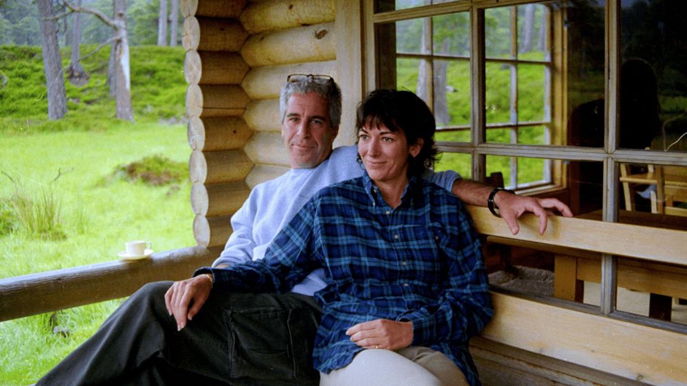 Jeffrey Epstein y Ghislaine Maxwell en una foto de los archivos del caso.