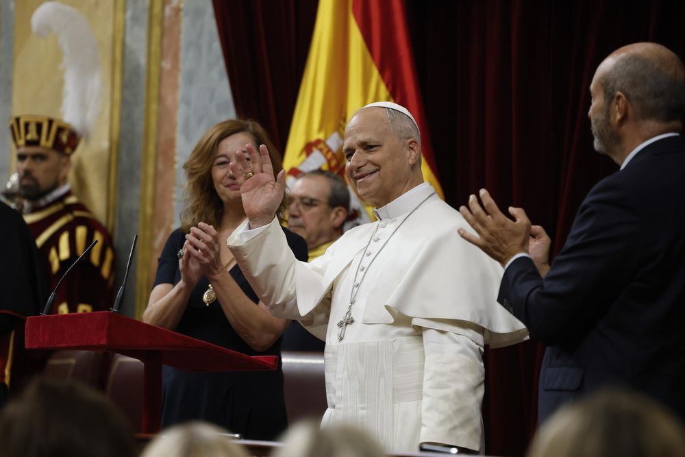 El papa Le&oacute;n XIV es ovacionado tras el esperado e hist&oacute;rico discurso que el Sumo Pont&iacute;fice ha pronunciado en el Congreso de los Diputados, este lunes, tercera jornada de su visita a Espa&ntilde;a.
