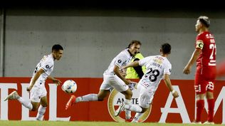 Agustín Anello de Boston River celebra un gol por la Copa Libertadores ante Ñublense   