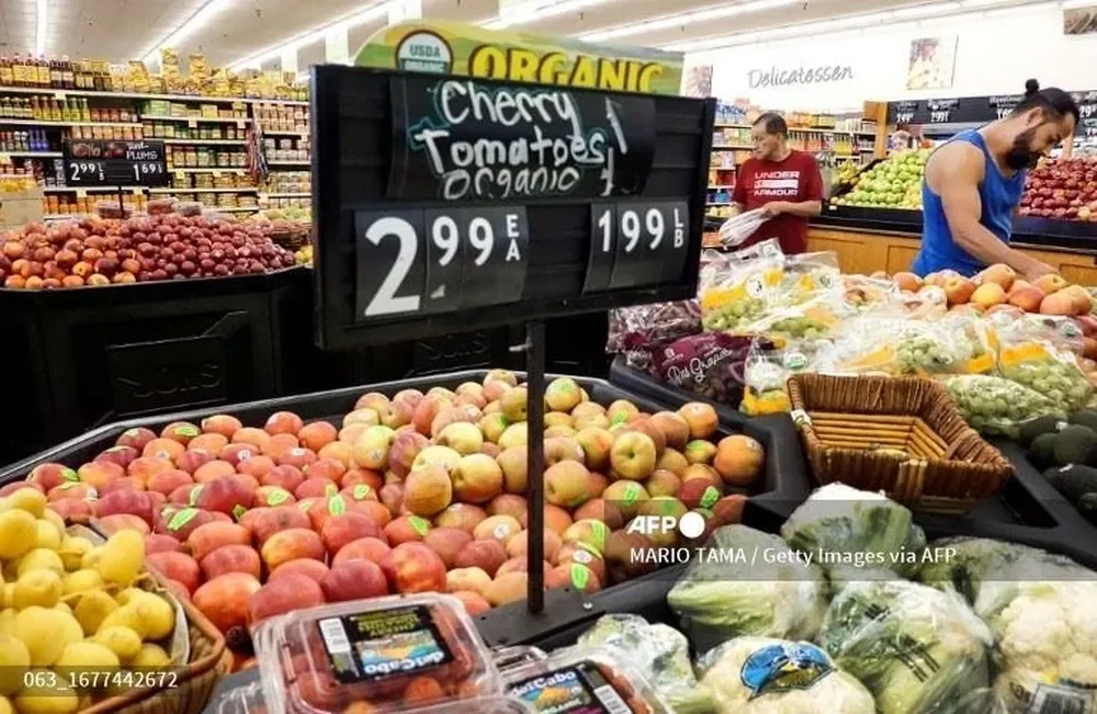 La gente compra en la sección de productos agrícolas de una tienda de comestibles en Los Ángeles.