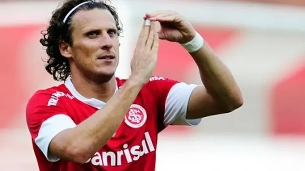Diego Forlan le dedica un gol a Paz Cardoso