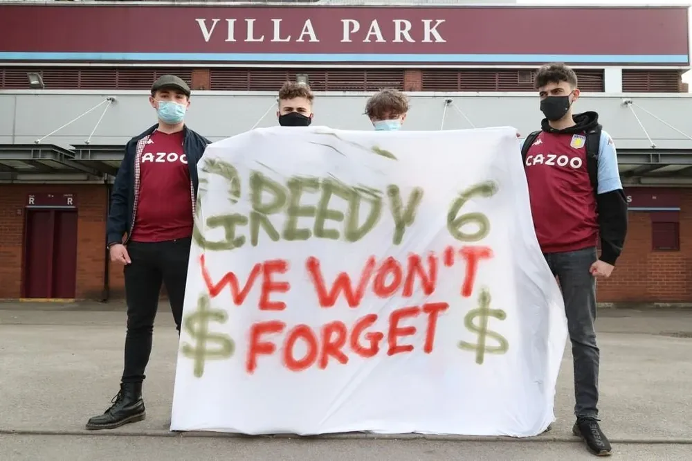 Fanáticos del Aston Villa protestan contra la Superliga europea