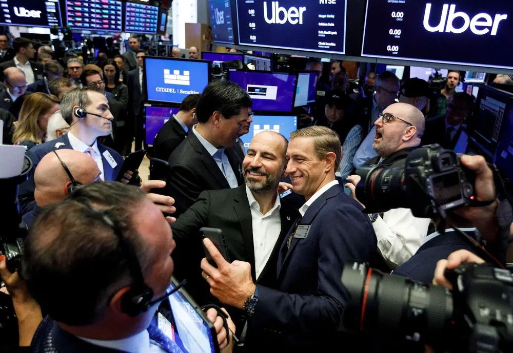 El director ejecutivo de Uber, Dara Khosrowshahi, junto a uno de sus cofundadores durante el debut bursátil