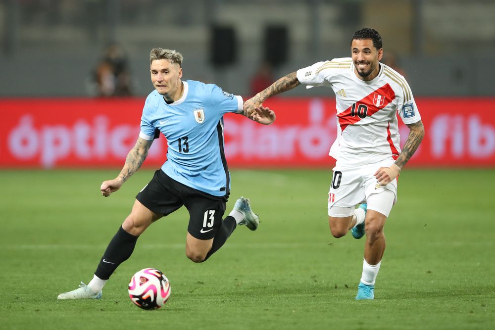 Sergio Peña de Perú ante Guillermo Varela de Uruguay