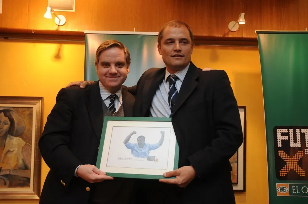 Ricardo Peirano entrega su premio a Diego Aguirre en Fútbolx100 de 2009-2010