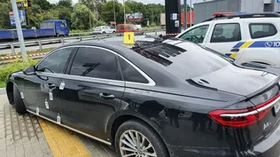 El vehículo afectado es un Audi color negro
