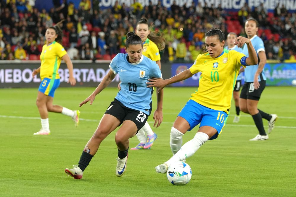 Marta da Silva (d) de Brasil disputa el balón con Angela Gómez de Uruguay Marta da Silva (d) de Brasil disputa el balón con Angela Gómez de Uruguay