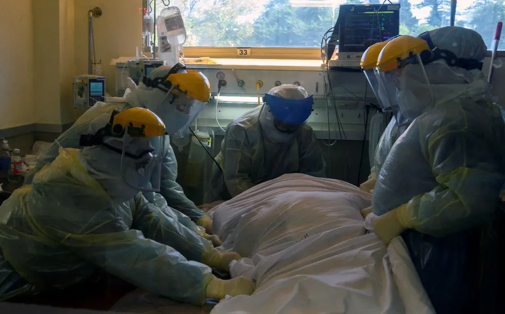 Personal de salud asistiendo a un paciente en CTI