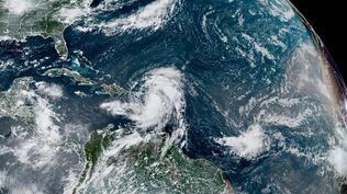 Fotografía satelital cedida este martes por la Oficina Nacional de Administración Oceánica y Atmosférica (NOAA) a través del Centro Nacional de Huracanes (NHC) de Estados Unidos donde se muestra la localización de la tormenta tropical Ernesto en el Atlántico.