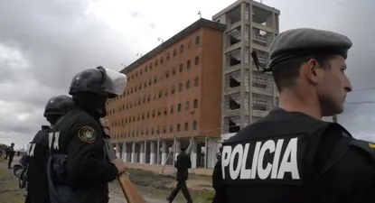 En Uruguay más del 50% de las personas que están presos y quedan en libertad, reinciden. Por esa razón el Ministerio del Interior intentará promulgar un proyecto de ley que impida a los reincidentes hacer uso del beneficio de la libertad anticipada, adelantó en El Observador TV el subsecretario Jorge Vázquez.Con la actual normativa se está poniendo gente en la calle que va a cometer delitos de nuevo, dijo Vázquez.Estamos viendo que hay muchísima reincidencia. Yo sé que esto va a generar discusiones, dijo Vázquez, en una entrevista con Gastón Solé. El subsecretario afirmó que no cree que esta medida genere más hacinamiento carcelario, dado que se está construyendo una nueva cárcel con 2.000 plazas por emprendimiento público-privado.La entrevista completa, aquí.