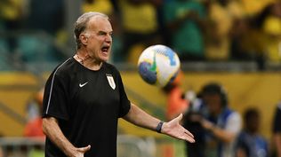 Marcelo Bielsa, técnico de la selección de Uruguay en el partido ante Brasil por Eliminatorias