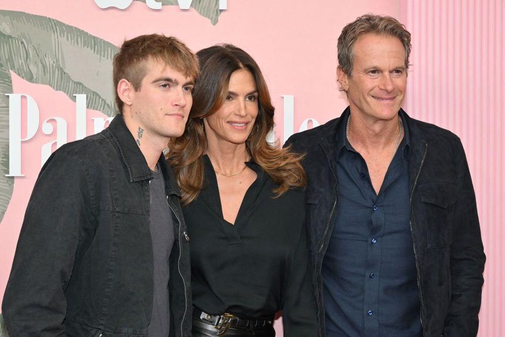 Presley Gerber con sus padres en una imagen de 2026.