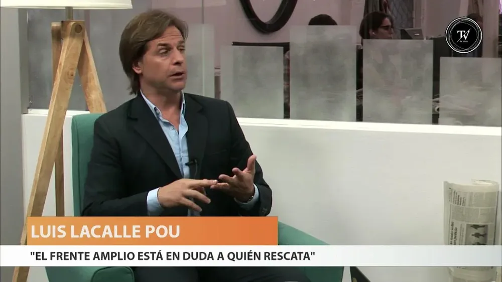 El líder del Partido Nacional, Luis Lacalle Pou, habló sobre la  situación económica del país y se refirió al anuncio que hizo el  presidente Tabaré Vázquez sobre el plan de inversiones en  infraestructura. En ese sentido, dijo que el anuncio fue gritar en la oscuridad.Además,  indicó  que el gobierno tiene déficit por su propia acción y que en  este momento de enlentecimiento en el que se están perdiendo fuentes de  trabajo hay que apostar a liberar al emprendedor. Lacalle Pou se  refirió a aflojarle las tarifas e impuestos a los emprendedores y a  constreñir al gobierno y apretar por todos lados en gastos  superfluos.