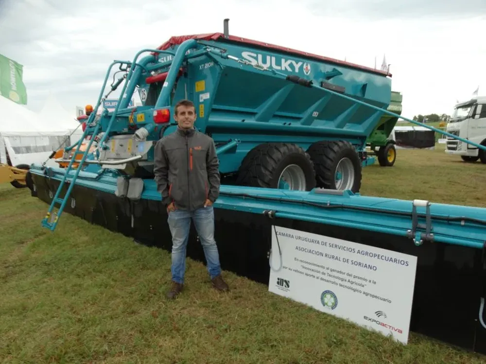 Marcos Gottero junto a la máquina encaladora premiada
